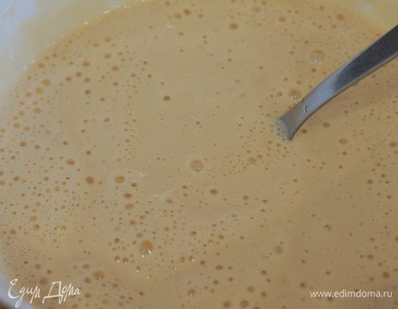 2 крупных яйца, 3 ст.л. коричневого сахара и щепотку ванилина взбиваем погружным блендером, добавляем получившийся творожок, снова взбиваем. Масса получается гладкая, без крупинок творога. 