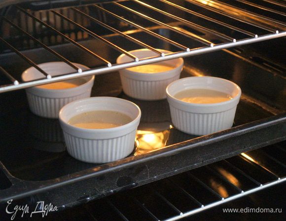 Духовку разогреть до 150-160 градусов.
Разливаем получившуюся массу по небольшим керамическим формочкам.
У меня получилось 4 формочки примерно по 120 грамм в каждой.
Ставим формы на лист с бортиками, наливаем на лист воду и выпекаем в духовке примерно 25 минут. Проверяю готовность так - если немного потрясти формочку и серединка уже не колышется, то всё готово. Выключить духовку, оставить формы в теплой духовке ещё на 15-20 минут. Затем достать, остудить и убрать в холодильник.
Мне кажется, что сюда очень хорошо подойдет сахарная корочка, как на крем-брюле, но я уже не успела ее сделать,т.к. быстро всё съели)
Приятного аппетита!