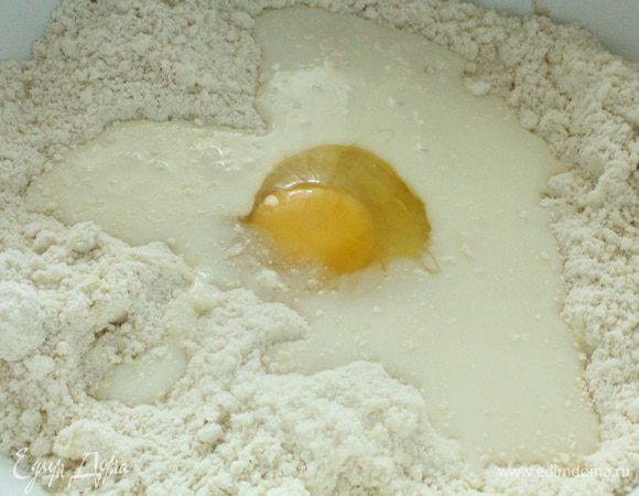 Добавить молоко комнатной температуры и яйцо.