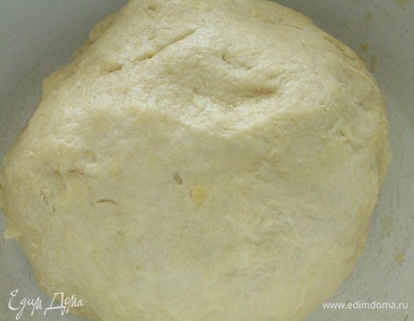 Замесить тесто, накрыть посуду с тестом пленкой и оставить при комнатной температуре на 40 минут. Нарезать зелень лука и укропа (можете добавить свои любимые травки). 50 грамм маргарина достать из холодильника и оставить при комнатной температуре, чтобы он стал мягким.