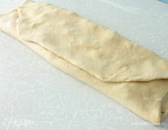 Теперь складываем тесто втрое, вот так.