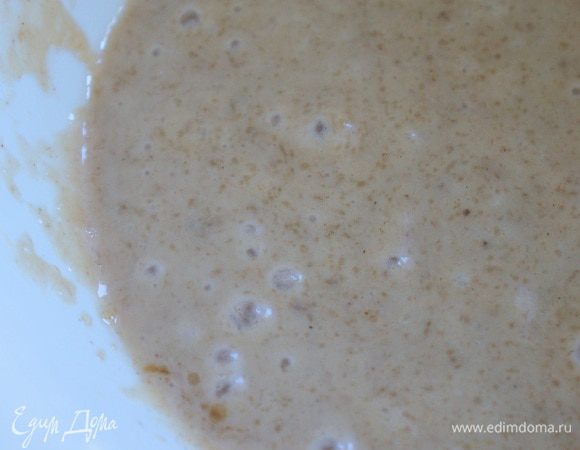 Бананы нужны очень спелые, даже переспелые, такие страшненькие, уже чернеющие. Бананы, сахар, имбирь, кунжутное масло (или любое другое растительное масло на ваш вкус) взбить блендером в однородное пюре.