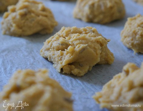 Выложить тесто ложкой на лист, покрытый пергаментом (предварительно смазав его раст. маслом).
Выпекать при температуре 180 градусов примерно 15 минут.
Приятного!