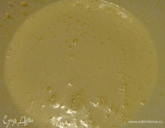 По одному по очереди добавить 3 яйца, каждый раз как следует взбивая и держа миску наклонно. Тесто увеличится в объеме в два раза.