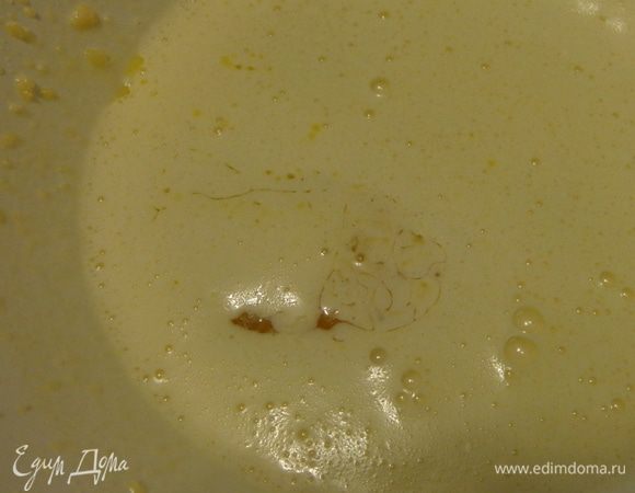 После этого влить в массу растопленное масло, затем просеянную муку. Все тщательно перемешать. 