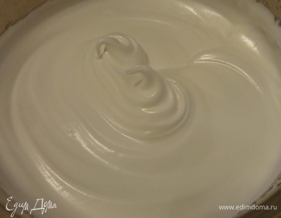 Отдельно взбить белки с 2/3 сахара до жестких пиков и в несколько приемов ввести их в тесто. Тесто получится очень воздушным!