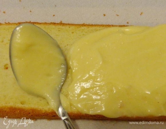 Засомневалась, стоит ли пропитывать коржи сиропом. Они и так очень нежные. Потом решила, что хуже не будет. Промазать коржи кремом "Нежность", остудить в холодильнике.