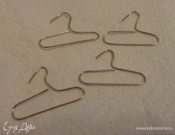 А теперь самое главное и интересное - оформление! Сделать из скрепок вешалки для платьев.