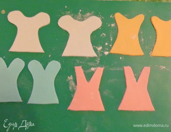 Из окрашенной в разные цвета мастики вырезать выкройки верха платьев. Подсушить их.