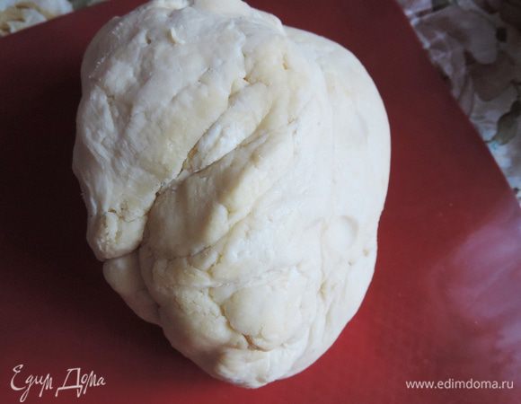 Добавляем соль и муку и быстро замешиваем тесто. Оно получается мягким и слегка липковатым. Это нормально. 
Убираем тесто в холодильник минимум на 2-3 часа, в идеале на ночь.