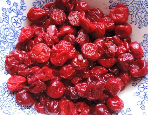 Я брала замороженные вишни. Перед приготовлением их следует заранее разморозить и откинуть на дуршлаг минимум на часок, чтобы лишняя жидкость стекла.
Из свежих вишен достаточно просто удалить косточки.