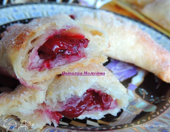 А вот и разлом, видно, что тесто достаточно слоеное :)
Приятного аппетита!