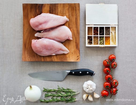 Начинаем с приготовления мяса к маринованию. Мясо должно быть отделено от костей и кожи (я просто покупаю готовое филе), комнатной температуры. Перед тем как его разделать на кусочки, ополаскиваем водой.