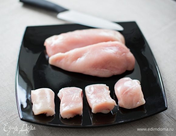 Далее легкими движениями превращаем куриную грудку в ровные (или близкие к тому) куски. В отличие от свинины курицу я режу чуть мельче (4х4 см примерно), кусочки у меня получаются немного плоскими. Грудка славится тем, что при приготовлении быстро высыхает, но мы этого не допустим.