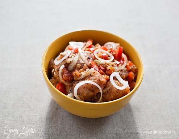 Последний штрих – специи. Добавляем и тщательно перемешиваем, если помидоры не очень сочные, можно добавить немного воды. Закрываем пленкой и отправляем в холодильник на пару-тройку часов. Вообще курица маринуется довольно быстро, поэтому я не рекомендую оставлять ее в маринаде надолго. Солить лучше в самом конце.