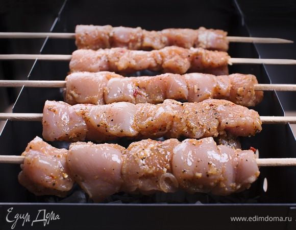 Отвлеклись. Возвращаемся к нашим шашлыкам. Все в первой боевой готовности: мясо уже на шампурах, а угли пылают жаром – вперед готовить! Курица готовится очень и очень быстро, поэтому требует бдительности и немного поливаний водичкой (можно с уксусом). 10-15 минут и снимаем.