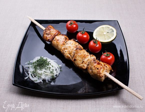 Подавать в классической летней манере – со свежими овощами или овощным гарниром, приготовленным на углях (кстати, об этом тоже расскажу, но позже). Отличный диетический ужин. Приятного аппетита! Будьте в форме – кушайте шашлыки.