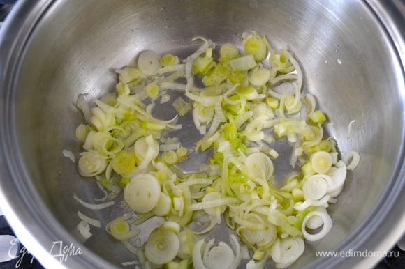 Зеленый лук вымыть и мелко нарезать. Обжарить его слегка в небольшой кастрюле с добавлением небольшого количества оливкового масла (1.5 ст.л.).