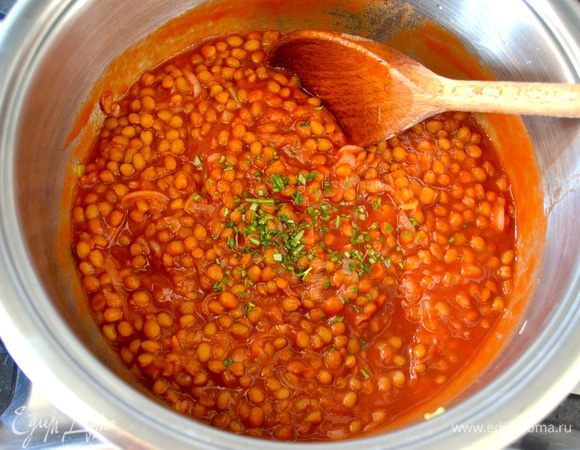 Добавьте протертую томатную пасту (пассату), измельченные несколько "иголочек" розмарина и немного посолите. Накройте крышкой и варите всё на слабом огне 10 минут.