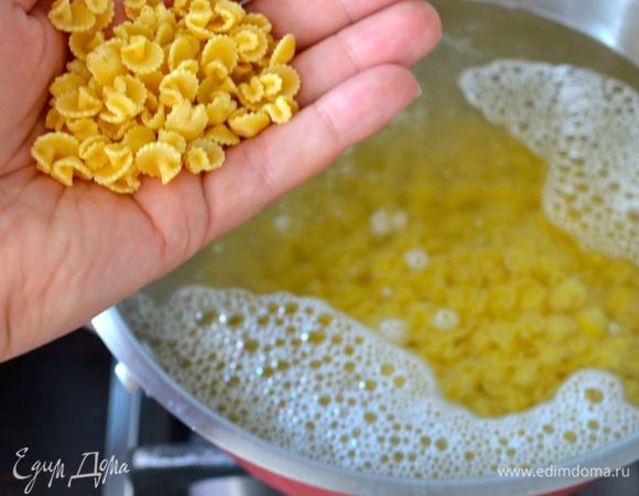 Тем временем в отдельной кастрюле в большом количестве соленой воды отварите до готовности пасту маленького формата, типа "бабочки" или "ушки"...