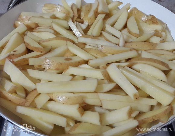 Картошку тщательно помыть (не чистить) и нарезать соломкой. В сковороде разогреть оливковое масло (немного) и выложить картошку. Жарить на большом огне, не мешая, примерно 4-5 минуты. Затем аккуратно перевернуть и жарить дальше, чтобы со всех сторон образовалась равномерная золотистая корочка.