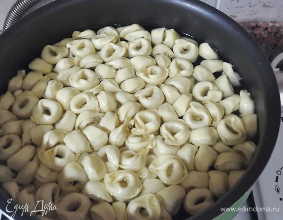 Отвариваем тортеллини в кипящей подсоленной воде как указано на упаковке.