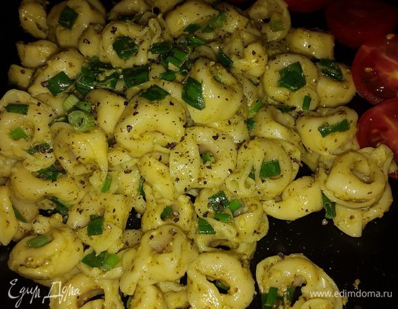 Подаем с помидорками черри посыпав свежемолотым черным перцем. Приятного аппетита!