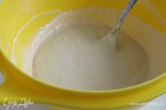 В теплом молоке растворить дрожжи. Добавить 1 ст. л. сахара и несколько ложек муки, перемешать (должна получиться консистенция, как на оладьи).