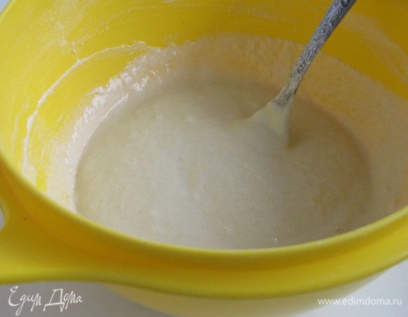 В теплом молоке растворить дрожжи. Добавить 1 ст. л. сахара и несколько ложек муки, перемешать (должна получиться консистенция, как на оладьи). 