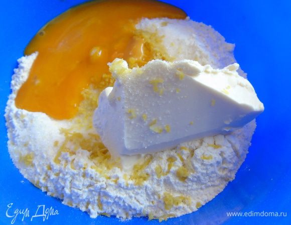 Из перечисленный ингредиентов быстро замесить тесто.