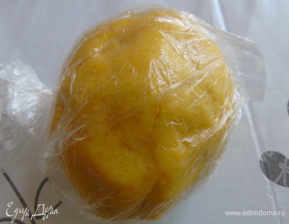 Скатать его в шар и отправить в холодильник на 30 минут.