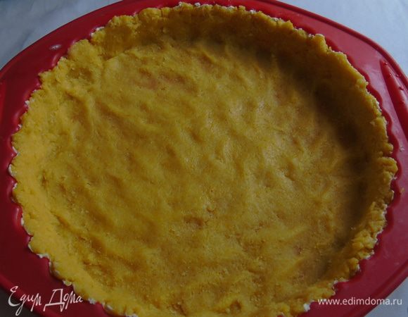 Достать, раскатать и выложить в форму диаметром 23-24 см. 