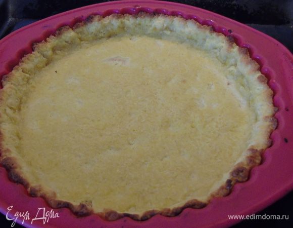 Снять пергамент с грузом, убавить температуру до 170 С  и допечь основу еще 25-30 минут. Полностью остудить.