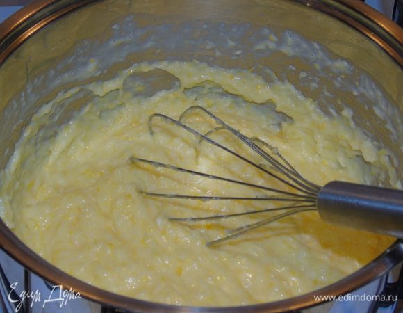 Пока основа стынет, в сотейнике смешать желтки с сахаром и ванильным экстрактом, влить сливки и молоко, а также разведенный в небольшом количестве воды крахмал. Поставить на средний огонь. Все время помешивая венчиком, довести до кипения и проварить 3-4 минуты до загустения. Всыпать кокосовую стружку.