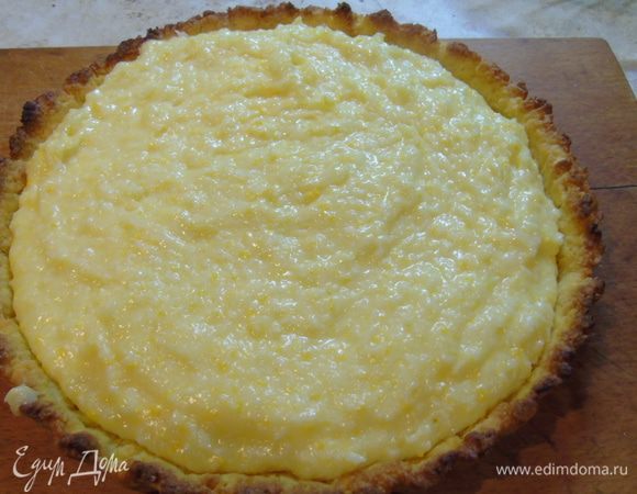 Вылить крем на основу.