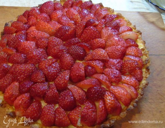 Сверху выложить нарезанную клубнику.