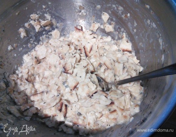 Мацу мелко покрошить руками, залить горячим молоком и дать минут 20 маце пропитаться и набухнуть. Маца должна полностью впитать молоко, если вам покажется, что молока мало, добавьте. Посолите, поперчите, добавьте зелень по вкусу, вмешайте яйцо. 