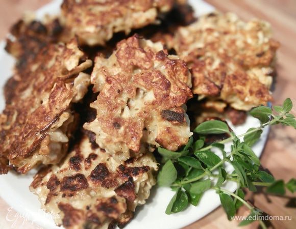 Обжариваются оладушки на разогретом масле в течении нескольких минут с обеих сторон. Выложите их после сковородки на бумажную салфетку, чтобы избавиться от лишнего масла, подавайте сразу.  