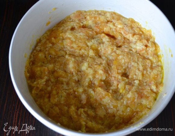 Посолить по вкусу и перемешать всё до однородного состояния.