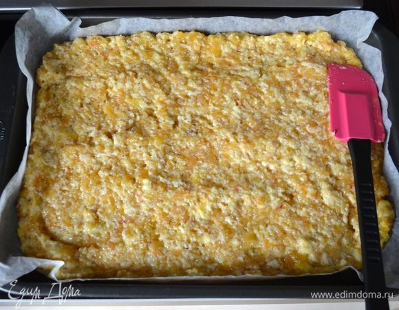 Прямоугольный противень (примерно 24х33) выложить пекарской бумагой и распределить фарш ровным слоем.