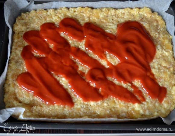 Сверху смазать томатным соусом (пассата). Или порезать 250 г помидорок черри и выложить по поверхности. Поставить в разогретую духовку выпекаться на 15 минут. 