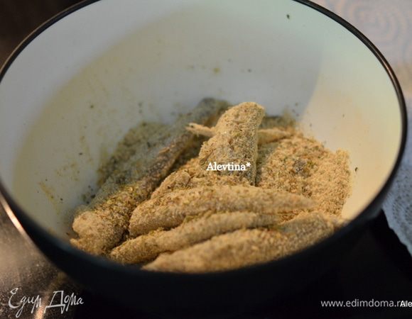 Обвалять в сухарях с итальянскими специями, прижимая со всех сторон.