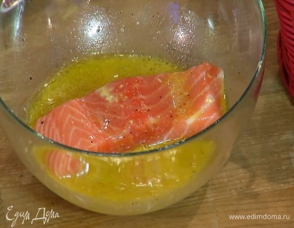 Семгу поместить в маринад и дать немного постоять.