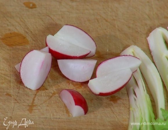 Редиску разрезать на четыре части.