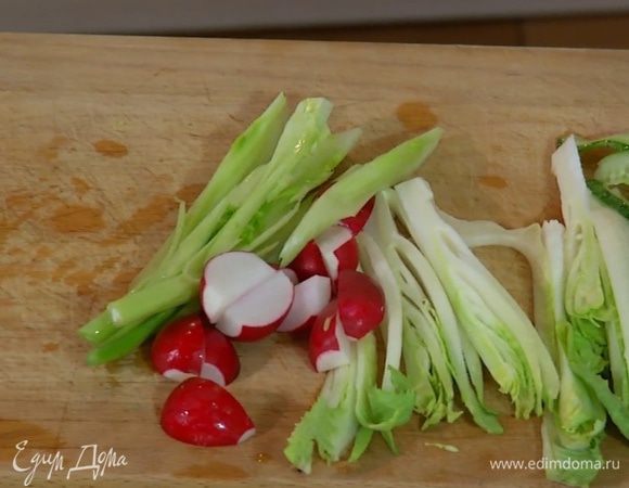 Фенхель тонко нарезать вдоль.