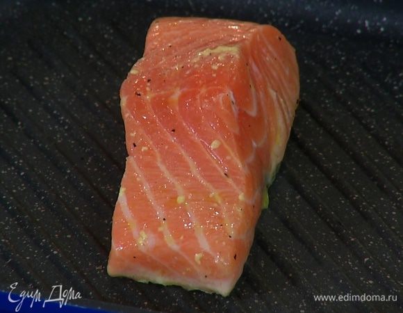 Разогреть сковороду-гриль, выложить семгу кожей вниз и обжарить с двух сторон до готовности.