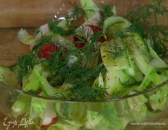 Все овощи поместить в глубокую посуду, полить оставшимся апельсиновым соком, оливковым маслом Extra Virgin, добавить укроп, посолить, поперчить и перемешать.

