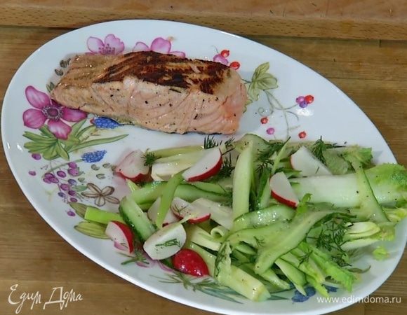 Готовую семгу подавать с овощами.