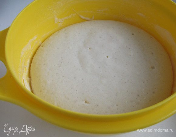 Оставить в теплом месте минут на 30. Я обычно оставляю тесто для подъема в слегка нагретой духовке.