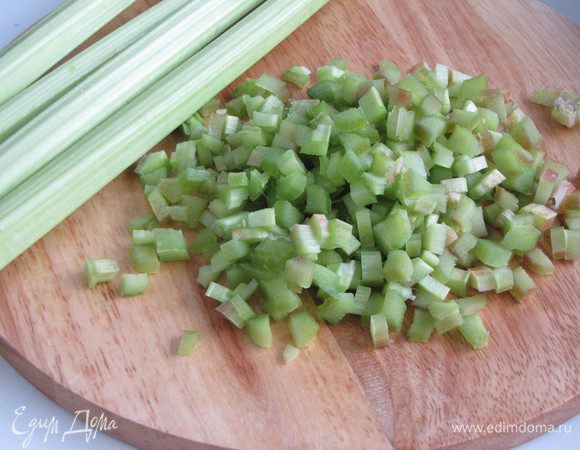 Мелко нарезать ревень.